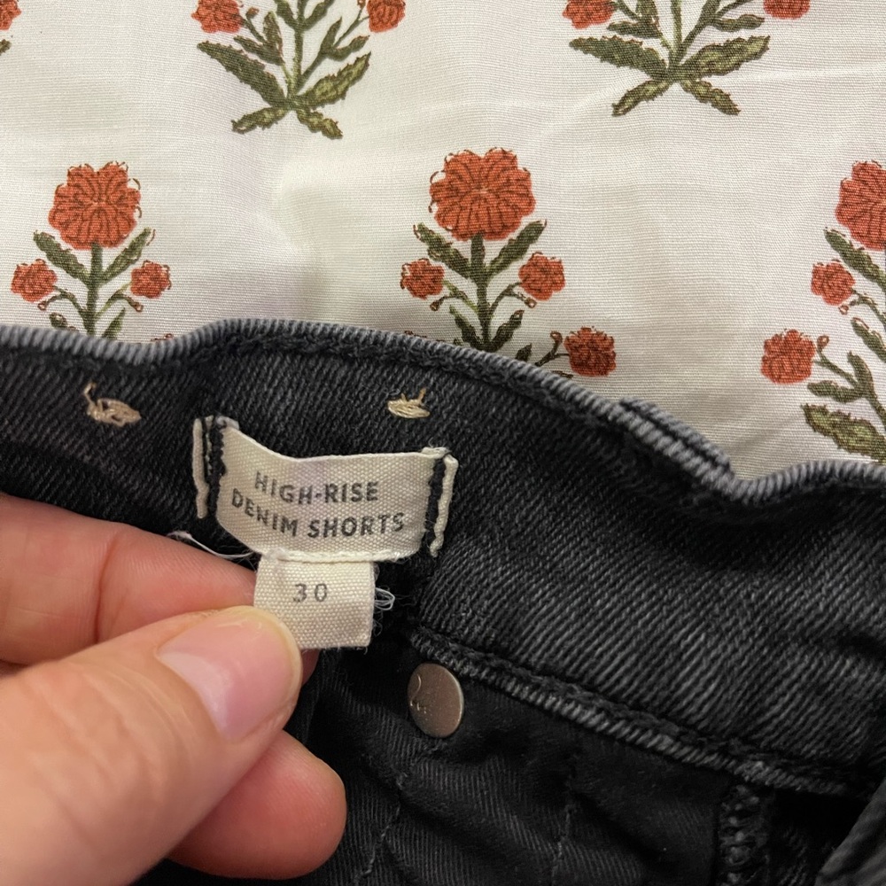 Madewell size 30 black denim. Frayed hem. High waisted - Picture 4 of 7